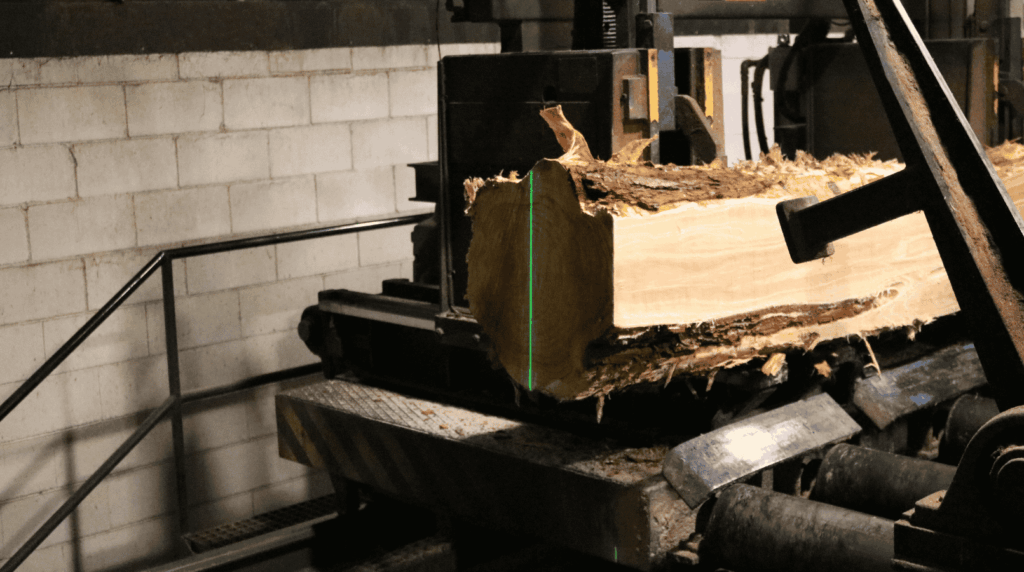 Tablas de pino Galicia preparadas para construcción y carpintería