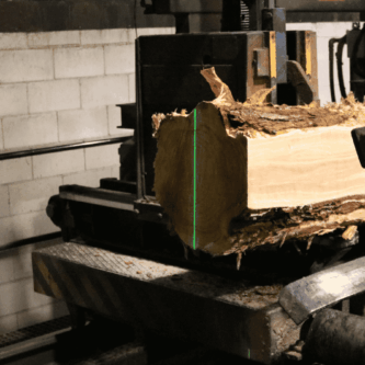 Tablas de pino Galicia preparadas para construcción y carpintería